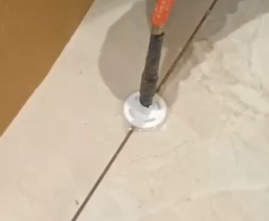 金寨瓷砖空鼓维修公司专业解答瓷砖在铺贴过程中，如果没有涂抹均匀到位的粘结材料（如水泥砂浆或瓷砖胶），可能会导致以下问题